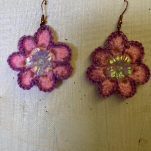 Aros tejidos a Crochet con forma de flor.