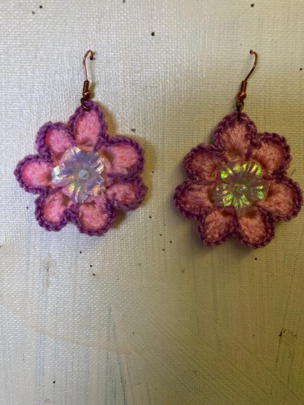 Aros tejidos a Crochet con forma de flor.