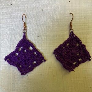 Aros tejidos a Crochet de color morado