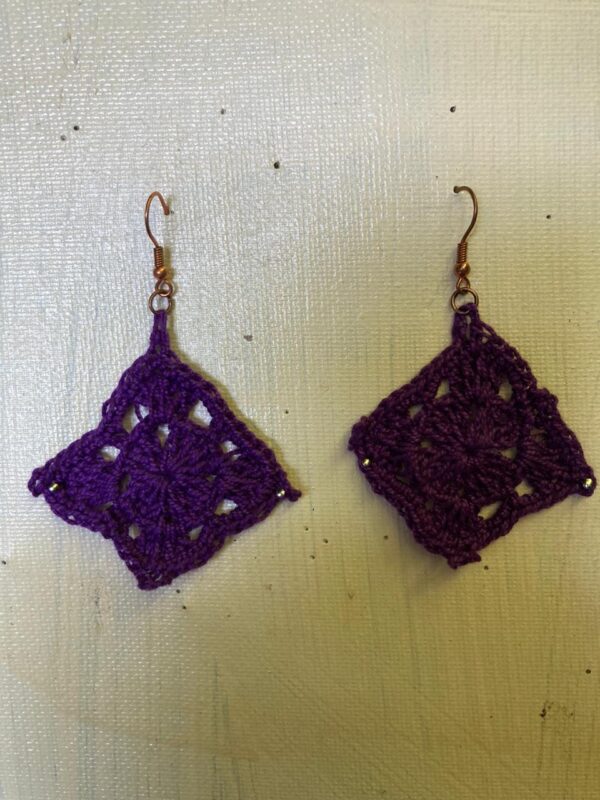 Aros tejidos a Crochet de color morado