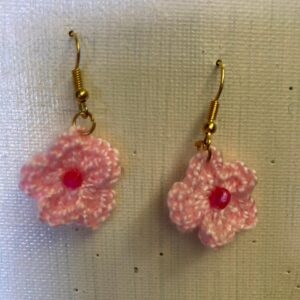 Aros tejidos a Crochet con forma de flor.