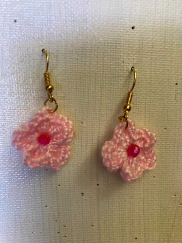 Aros tejidos a Crochet con forma de flor.