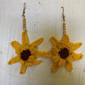 Aros tejidos a Crochet con forma de girasol.