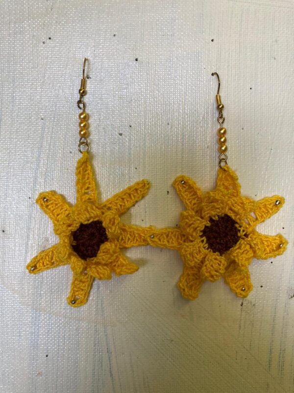 Aros tejidos a Crochet con forma de girasol.