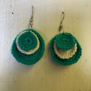 Aros tejidos a Crochet con forma de sombrero.